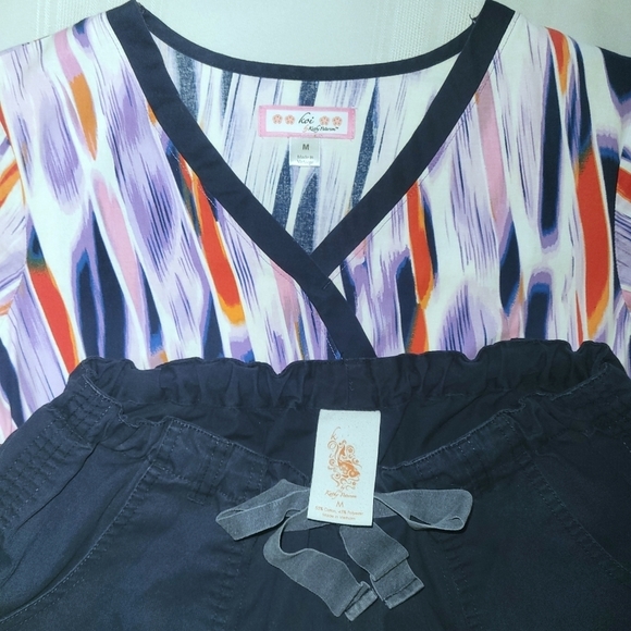 Koi Scrub Set Mock Wrap Top Navy size Medium - Picture 4 of 6